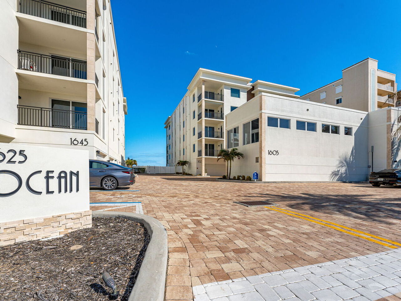 1625 N Highway A1A 401