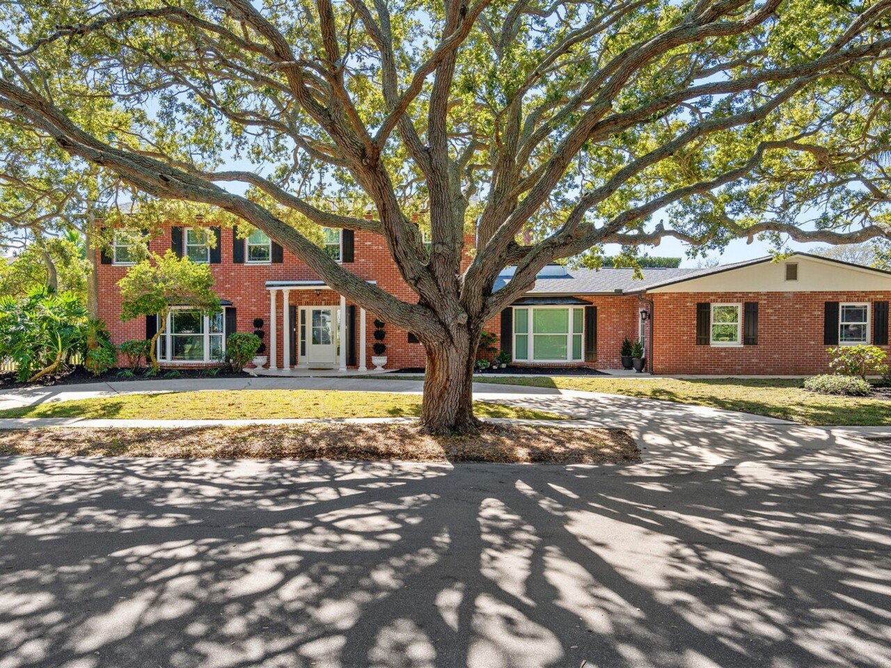 517 N River Oaks Drive