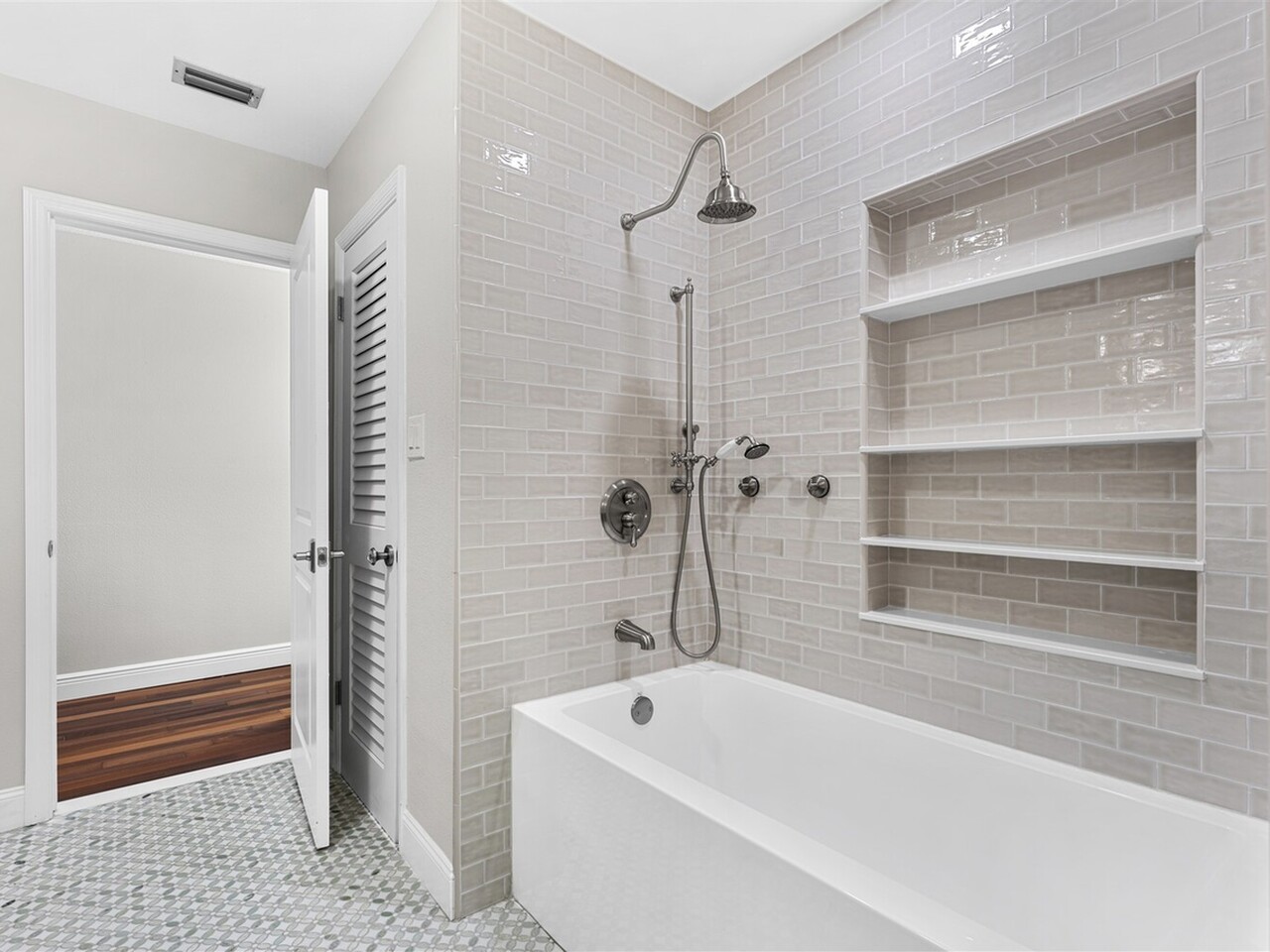 517 N River Oaks Drive