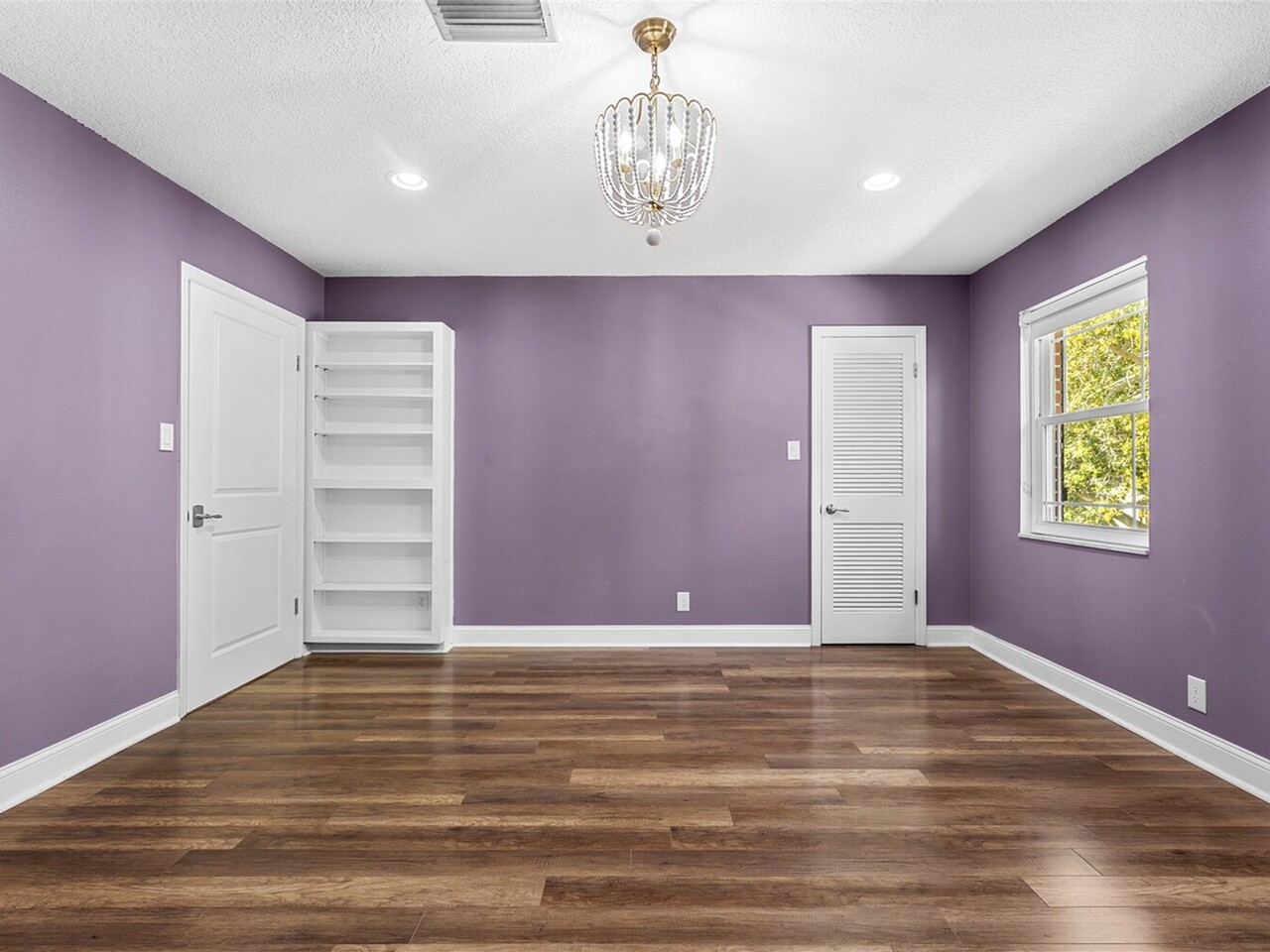 517 N River Oaks Drive