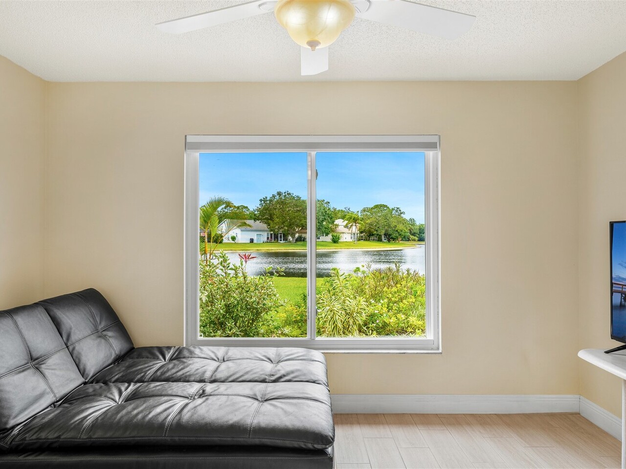 6986 Hammock Lakes Drive