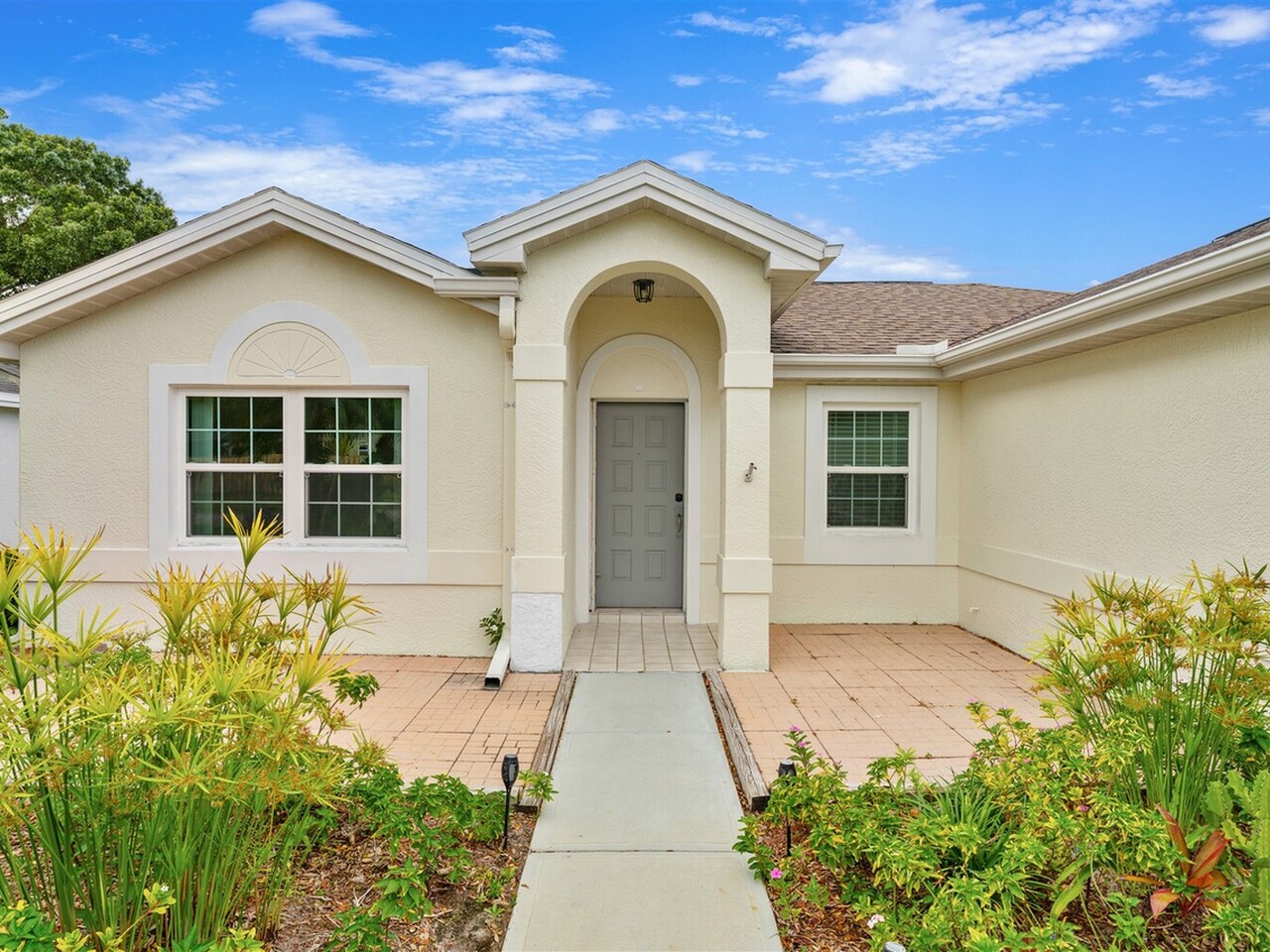 6986 Hammock Lakes Drive