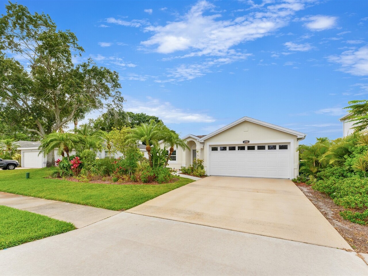 6986 Hammock Lakes Drive