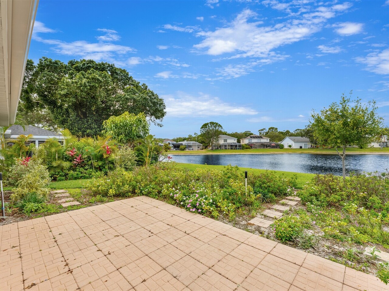 6986 Hammock Lakes Drive