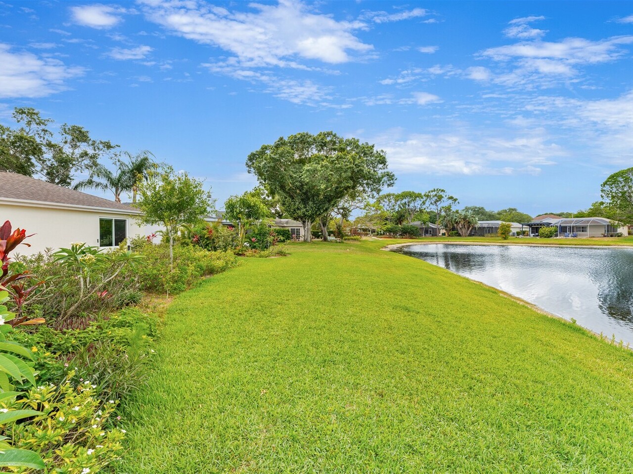 6986 Hammock Lakes Drive