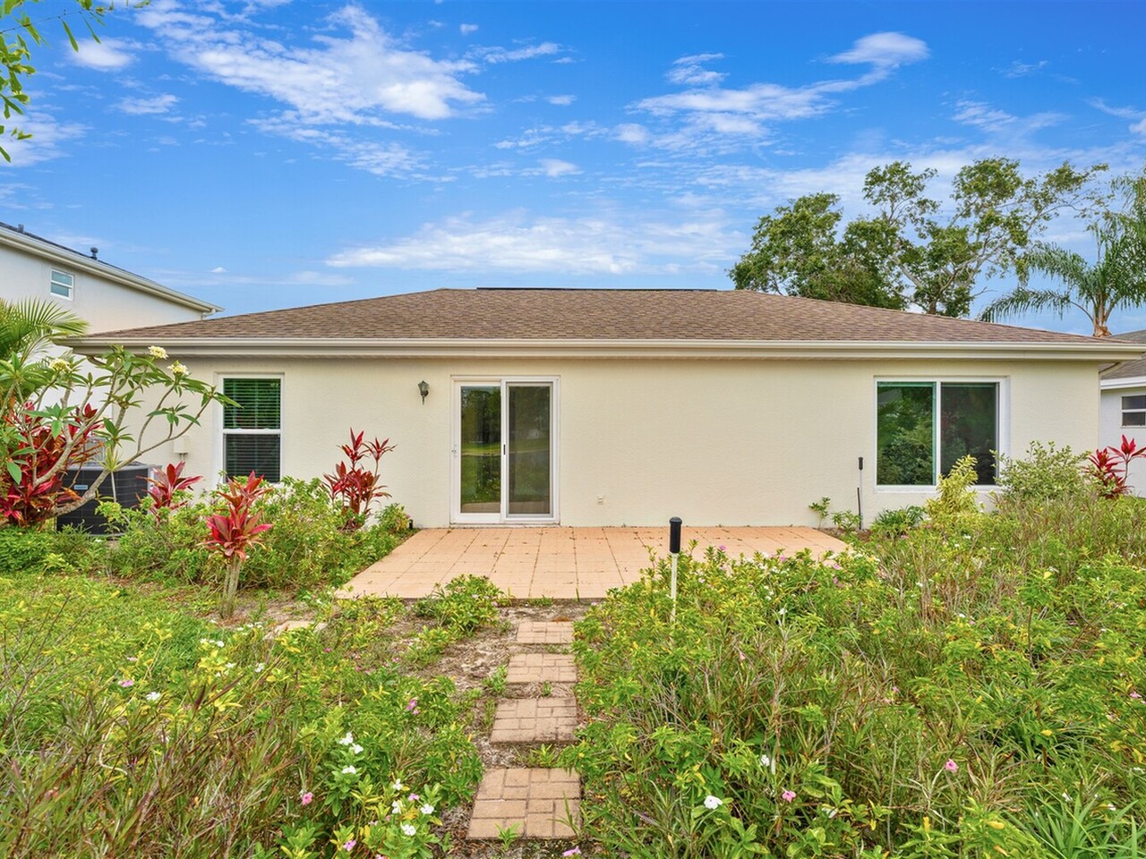 6986 Hammock Lakes Drive