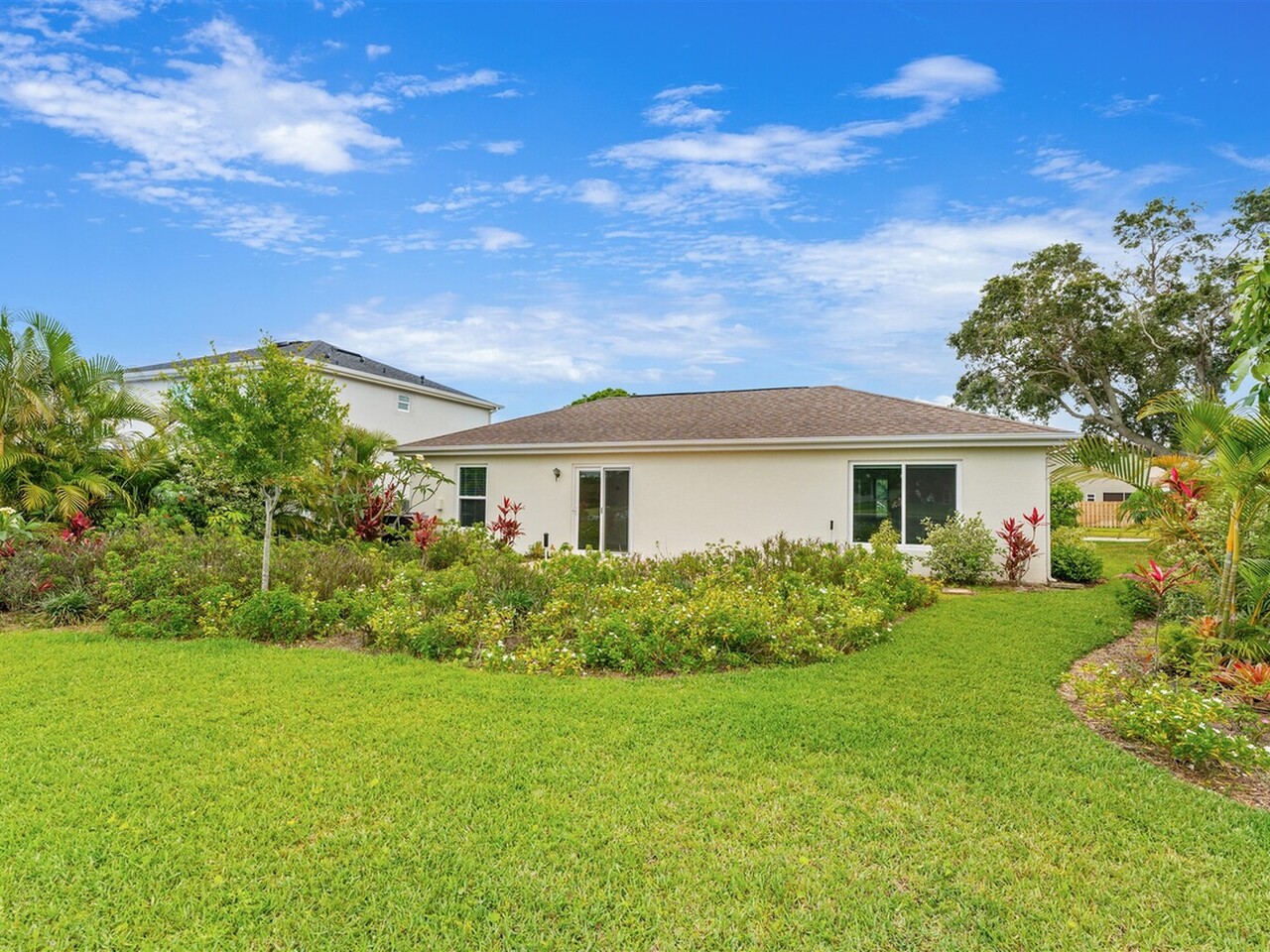 6986 Hammock Lakes Drive