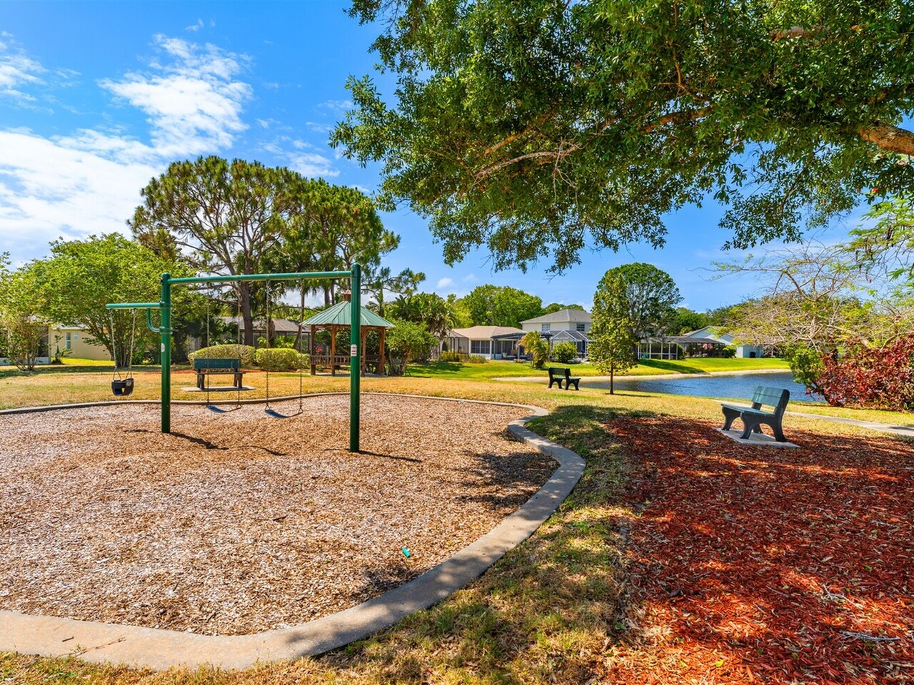 6986 Hammock Lakes Drive