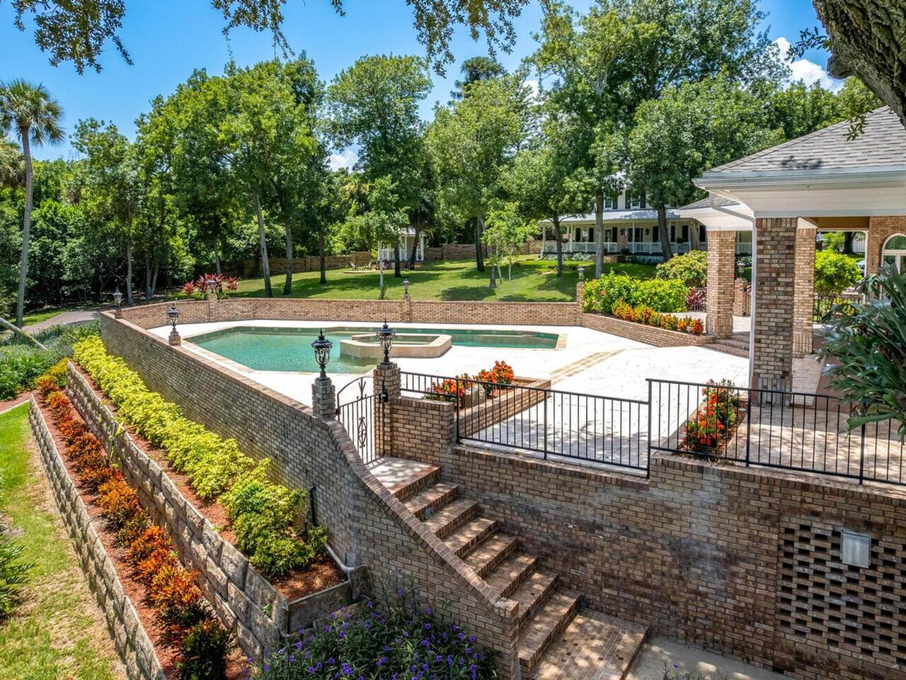 8 River Ridge Dr