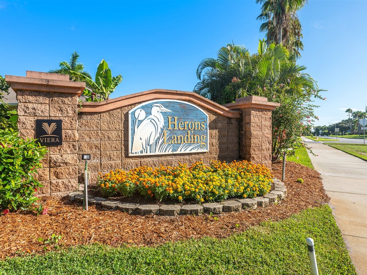 910 Starling Way