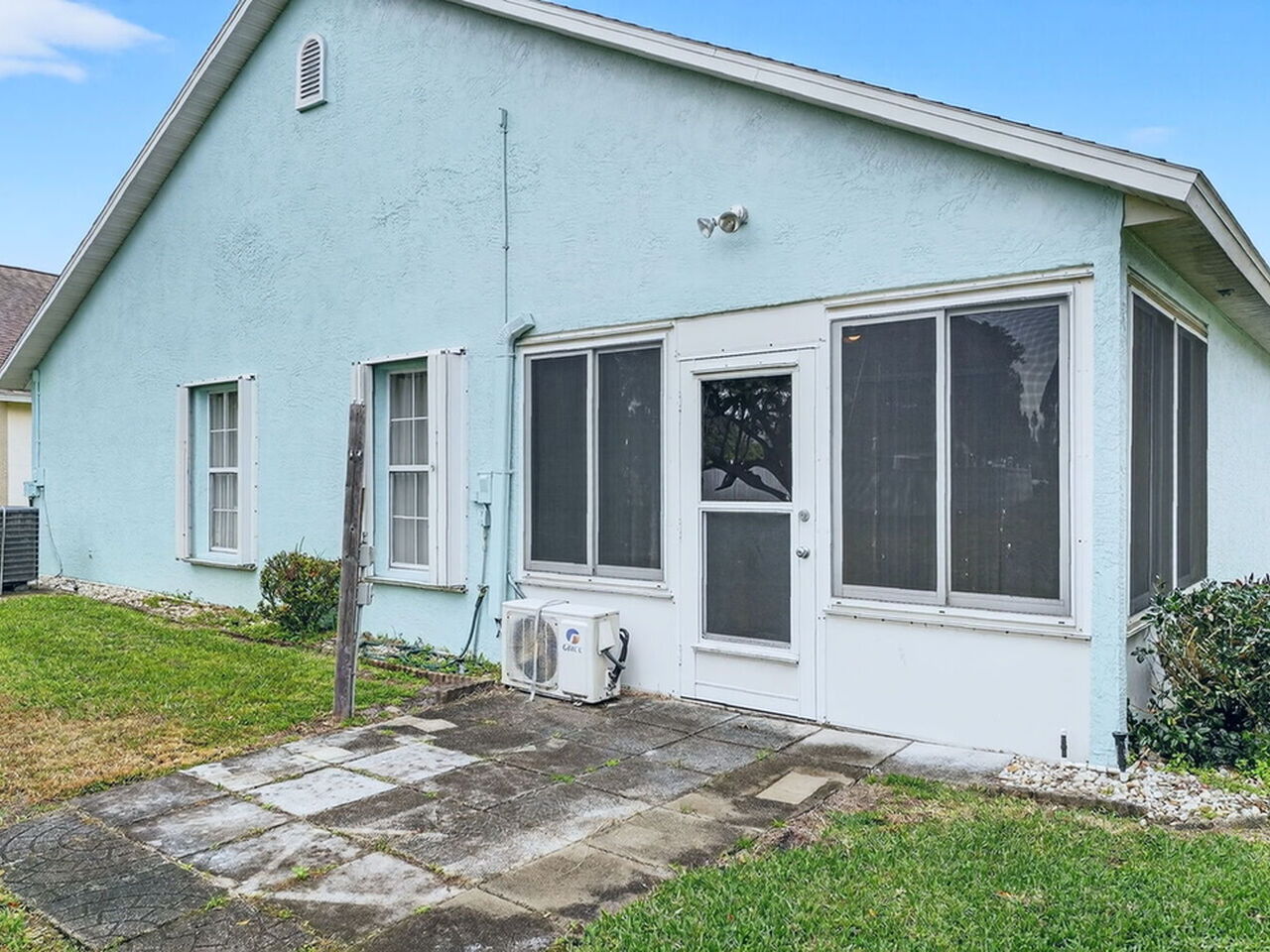 934 Pine Creek Circle NE