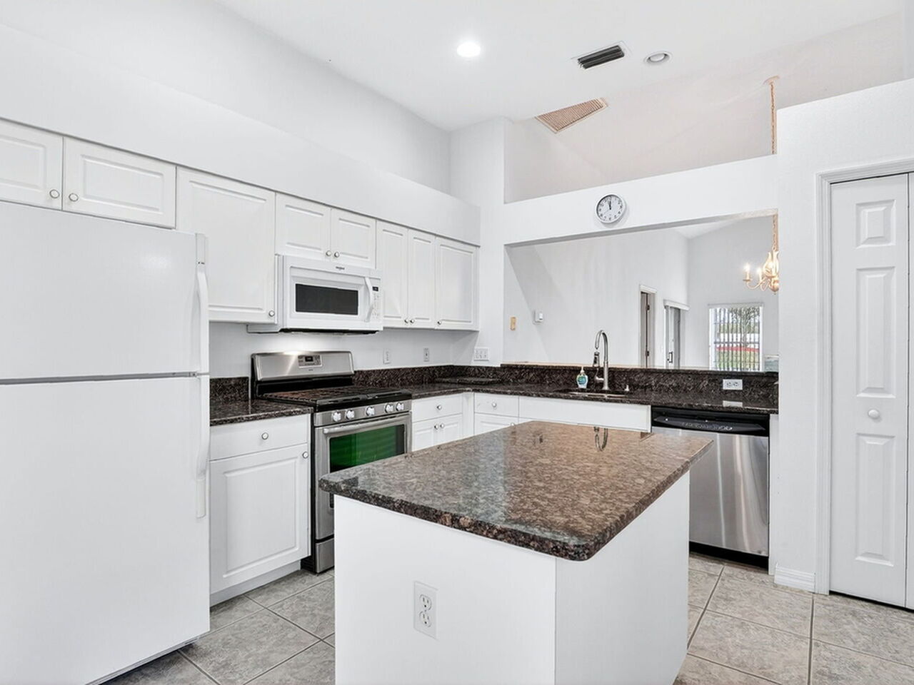 934 Pine Creek Circle NE