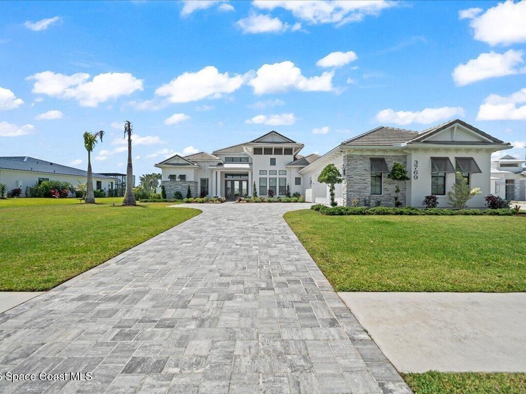 3769 Lake Adelaide Place